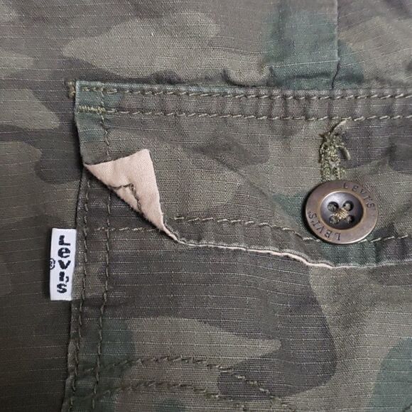 LEVI'S CARGO CAMO SHORTS SIZE 18 - Picture 9 of 10